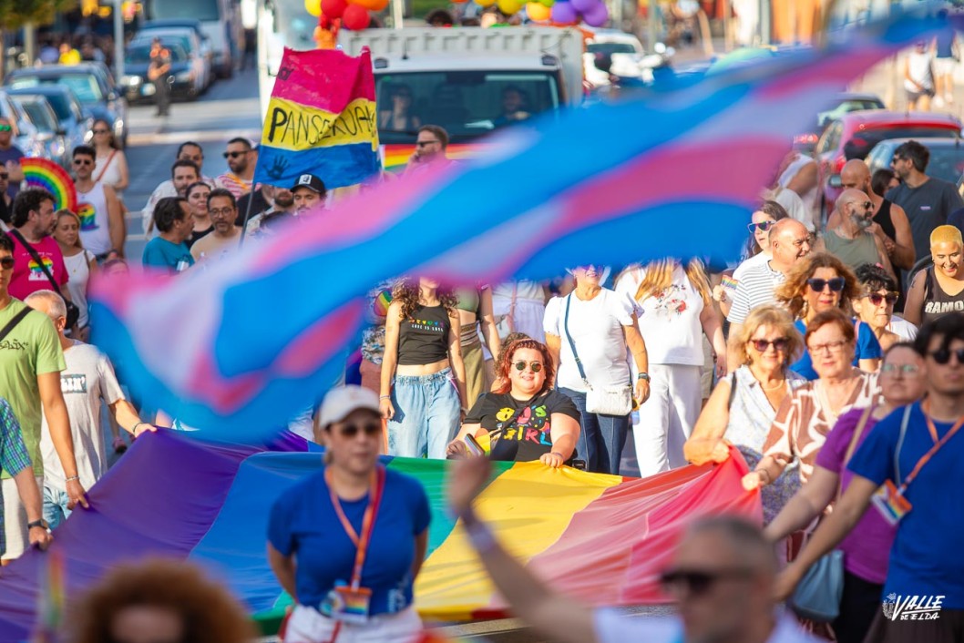 Elda se volvi&oacute; a te&ntilde;ir de arco&iacute;ris con la celebraci&oacute;n del Orgullo LGTBIQ+
