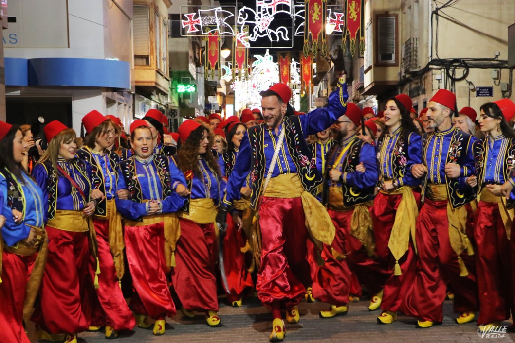 La alegría y los colores tomaron la primera noche de Moros y Cristianos La alegría y los colores tomaron la primera noche de Moros y Cristianos