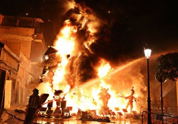 El fuego consume las Fallas
