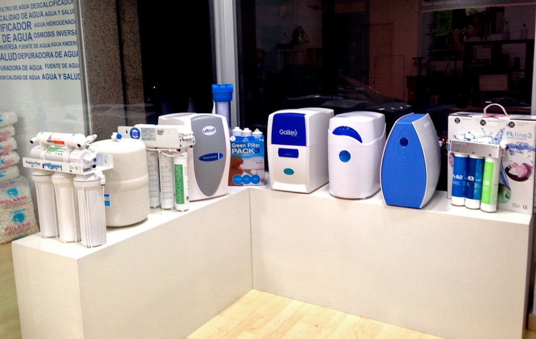 Varias razones para no tomar agua embotellada o en bidones de plástico Varias razones para no tomar agua embotellada o en bidones de plástico