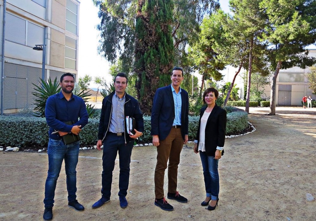Rubén Alfaro se interesa por las mejoras realizadas en el IES Monastil y por sus futuros proyectos Rubén Alfaro se interesa por las mejoras realizadas en el IES Monastil y por sus futuros proyectos