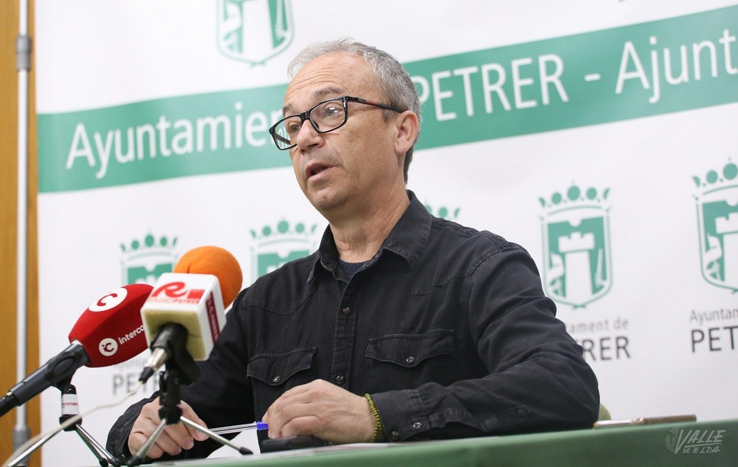 IU Petrer propone que se municipalicen servicios como la contratación de monitores IU Petrer propone que se municipalicen servicios como la contratación de monitores