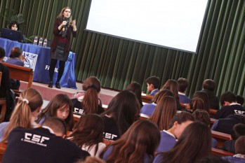 La escritora Rosa Huertas mantiene un encuentro con los alumnos del Colegio Sagrada Familia