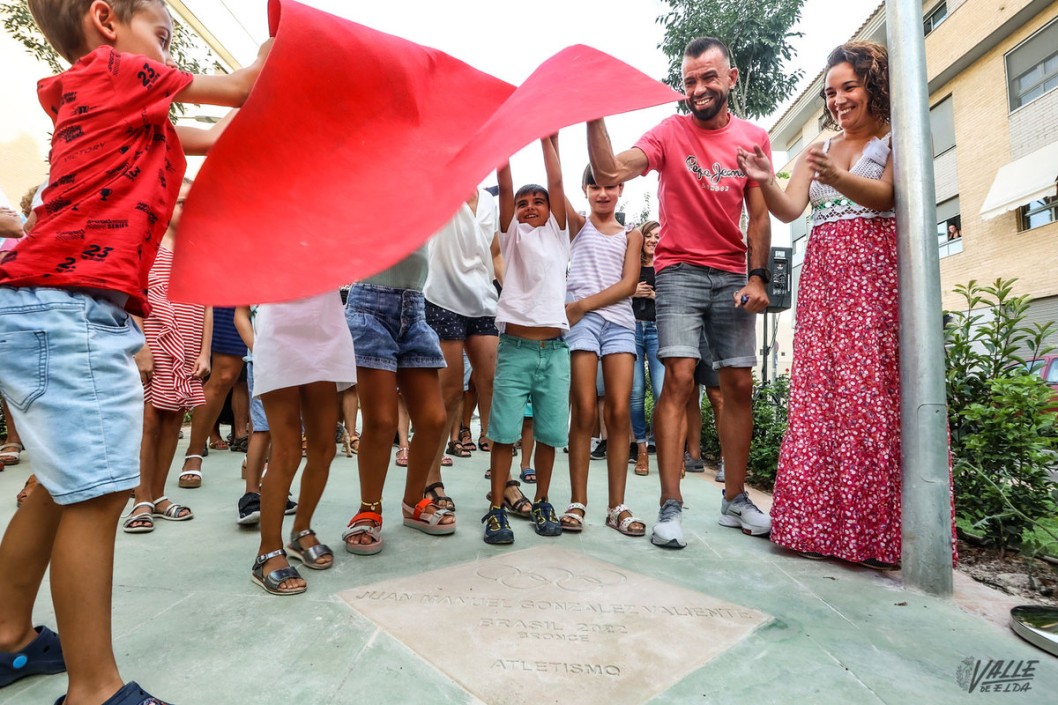 El atleta Juan Manuel González descubre su placa honorífica en el Paseo de los Olímpicos de Petrer El atleta Juan Manuel González descubre su placa honorífica en el Paseo de los Olímpicos de Petrer