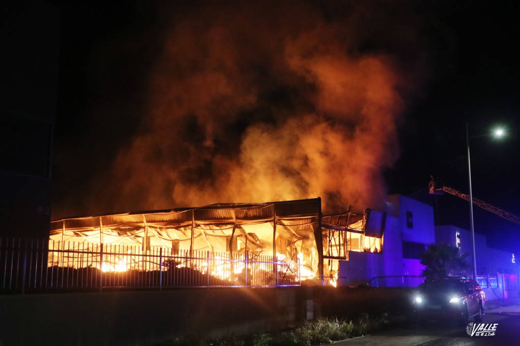 Una nave calcinada en el pol&iacute;gono Finca Lacy