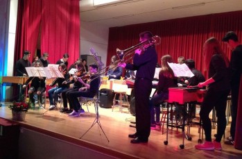 El IES Azor&iacute;n celebra un festival de m&uacute;sica para despedirse por Navidad