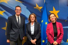 El alcalde de Elda, Rub&eacute;n Alfaro, se re&uacute;ne en Bruselas con la vicepresidenta de la Comisi&oacute;n Europea, Teresa Ribera, para trasladarle los retos del sector industrial alicantino