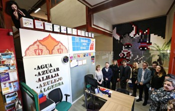 Petrer inaugura su nueva Tourist Info con un "Guernica" de ganchillo de 49.000 metros de hilo