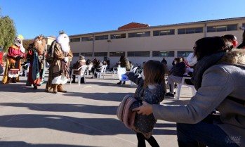 Los Reyes Magos visitan los colegios de Elda
