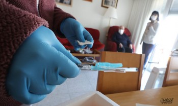 Comienza la vacunaci&oacute;n a dependientes casa por casa en Petrer