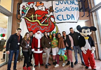Juventudes Socialistas celebra en el Mercado Central una fiesta navide&ntilde;a para recoger juguetes