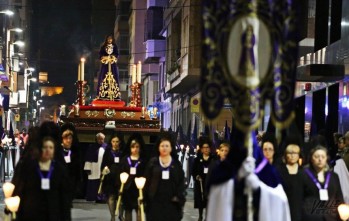 Jes&uacute;s de Medinaceli recorre las calles de Elda arropado por cientos de fieles