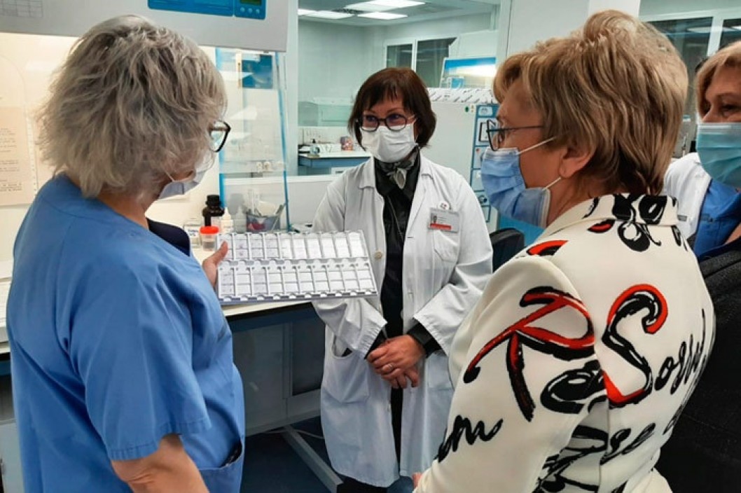 La consellera de Sanidad Ana Barceló visita el nuevo laboratorio de Anatomía Patológica de Elda La consellera de Sanidad Ana Barceló visita el nuevo laboratorio de Anatomía Patológica de Elda