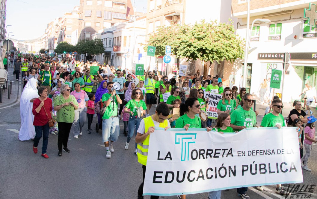 Hist&oacute;rica manifestaci&oacute;n de docentes y familias por la educaci&oacute;n p&uacute;blica