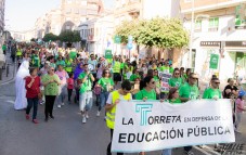 Hist&oacute;rica manifestaci&oacute;n de docentes y familias por la educaci&oacute;n p&uacute;blica