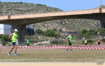 Vuelve el deporte a la pista de atletismo de Elda 
