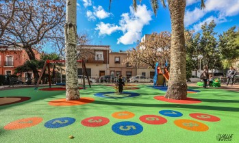 Renuevan el pavimento de caucho de varios juegos infantiles del Sector 9 y de la Plaza de La Prosperidad