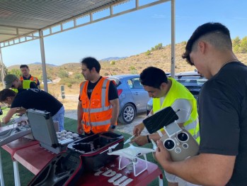 Una veintena de j&oacute;venes aprende a pilotar drones en Elda