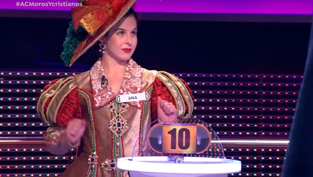 Ana Reig representó a los Moros y Cristianos de Petrer en "Ahora Caigo" Ana Reig representó a los Moros y Cristianos de Petrer en "Ahora Caigo"