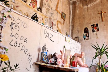 El altar de la ermita de los Dolores aparece con pintadas irreverentes 