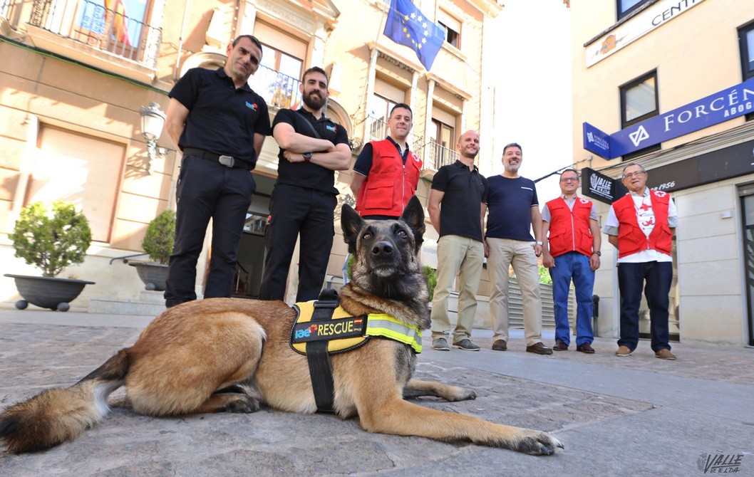 Los alumnos de emergencias del CEIP Valle de Elda recaudan 1.200 euros para las ONGS Cruz Roja Elda e IAE Rescue Los alumnos de emergencias del CEIP Valle de Elda recaudan 1.200 euros para las ONGS Cruz Roja Elda e IAE Rescue
