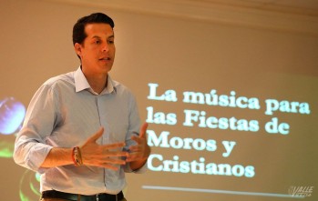 Rub&eacute;n Alfaro imparte una clase magistral sobre la m&uacute;sica de Moros y Cristianos