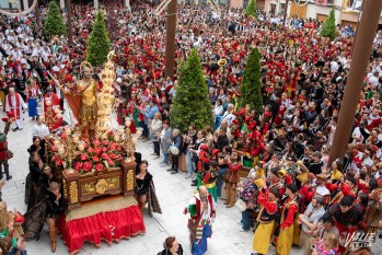 Petrer arropa a San Bonifacio, M&aacute;rtir, en la bajada de su ermita
