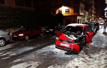 Un coche se incendia de madrugada en el centro de Elda