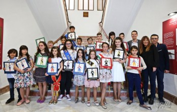 Los cargos infantiles inician los actos previos a los Moros y Cristianos