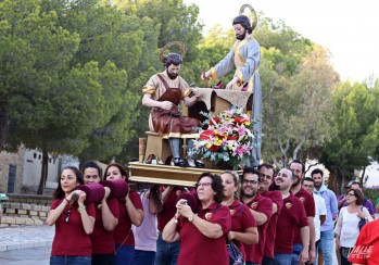San Crisp&iacute;n y San Crispiniano ya esperan la llegada de las Fallas desde la iglesia de la Inmaculada