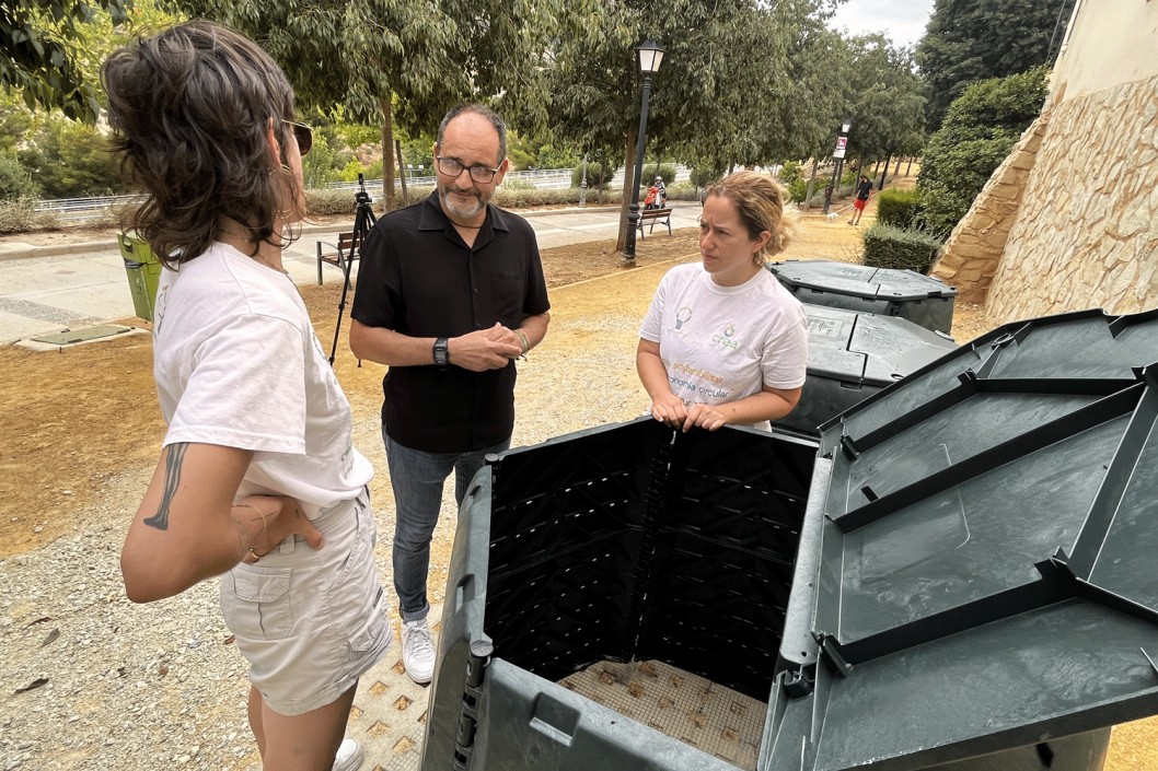 Instalan tres nuevas compostadoras en Petrer para los huertos urbanos Instalan tres nuevas compostadoras en Petrer para los huertos urbanos