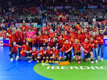 La petrerense Paula Arcos lleva a las "Guerreras&rdquo; a la lucha por las medallas del Mundial