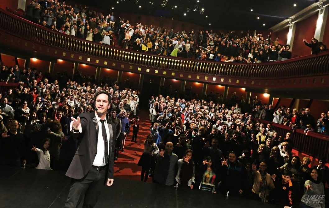 Toni Bright hechizó a un repleto Teatro Castelar Toni Bright hechizó a un repleto Teatro Castelar