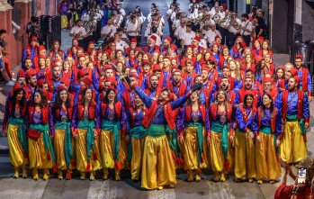 La Retreta llen&oacute; de color y m&uacute;sica la primera noche festera
