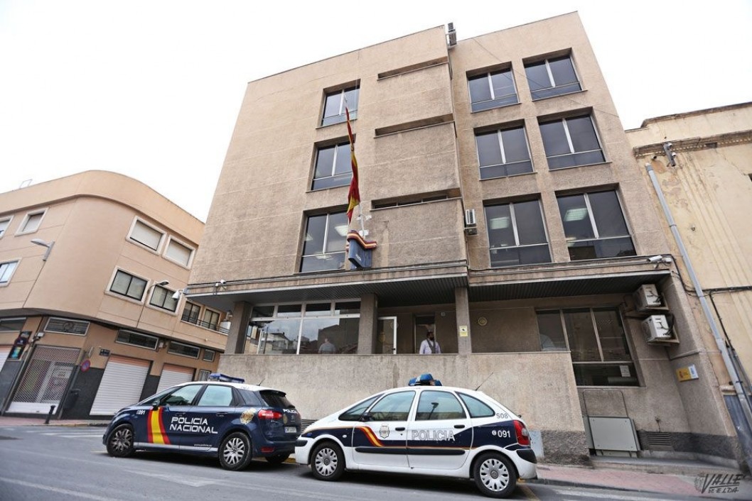 La Policía Nacional detiene a cuatro menores por quemar contenedores en Elda y Petrer La Policía Nacional detiene a cuatro menores por quemar contenedores en Elda y Petrer