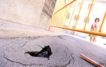 Cortan al tr&aacute;fico la calle Santa Ana tras aparecer un socav&oacute;n de considerable tama&ntilde;o