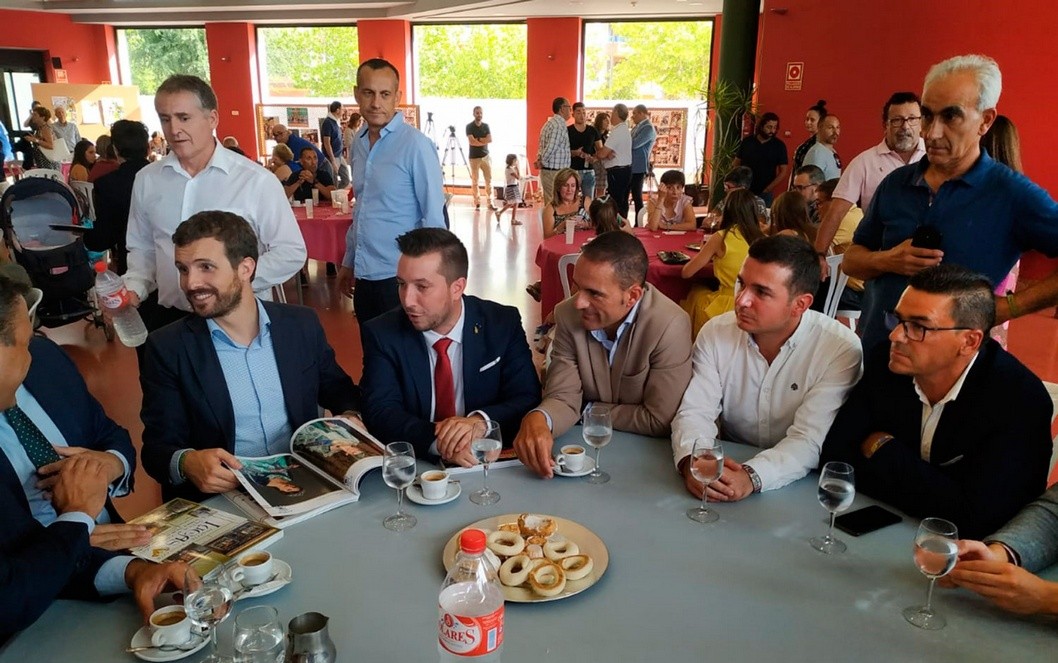 Pedro García se reúne con el líder del PP Pablo Casado para trasladarle el problema con la pólvora Pedro García se reúne con el líder del PP Pablo Casado para trasladarle el problema con la pólvora