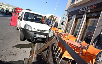 Un veh&iacute;culo choca contra la terraza de una cafeter&iacute;a en la calle Reyes Cat&oacute;licos de Petrer