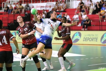 Partido ajustado del Elda Prestigio que acaba en victoria para las leonas (24-23)
