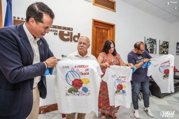 El alcalde y la pregonera reciben la camiseta de la Traca para estas Fiestas Mayores