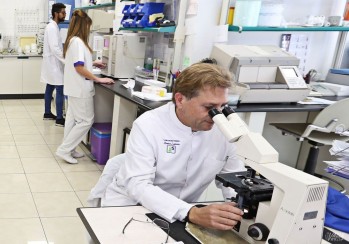 El Laboratorio Miralles Zamora realiza test de COVID-19 a sanitarios, polic&iacute;as y bomberos