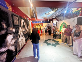 Una recreaci&oacute;n de ganchillo de Las Meninas luce en la Oficina de Turismo de Petrer