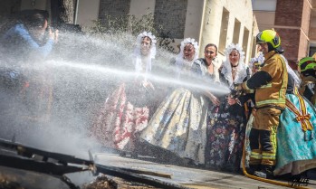 El fuego purificador de las Fallas vuelve a arder en Elda