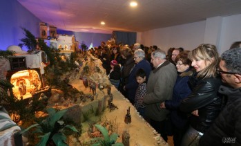 Cientos de personas arropan la inauguraci&oacute;n del Bel&eacute;n de la Semana Santa en su nueva ubicaci&oacute;n