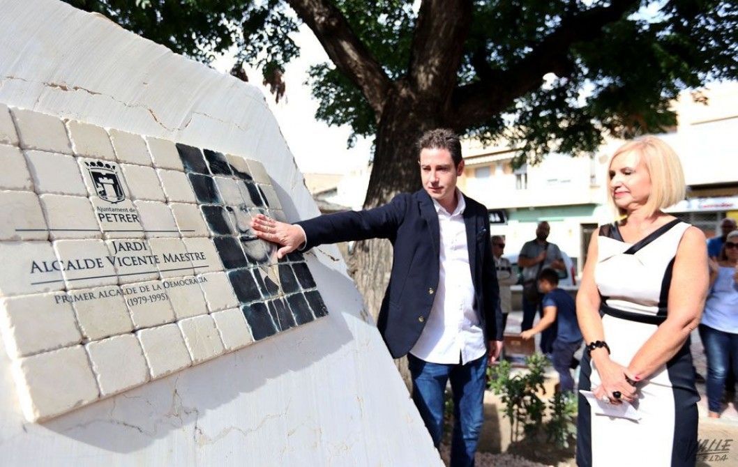 Petrer inaugura los "Jardines Vicente Maestre" como homenaje al primer alcalde de la democracia Petrer inaugura los "Jardines Vicente Maestre" como homenaje al primer alcalde de la democracia