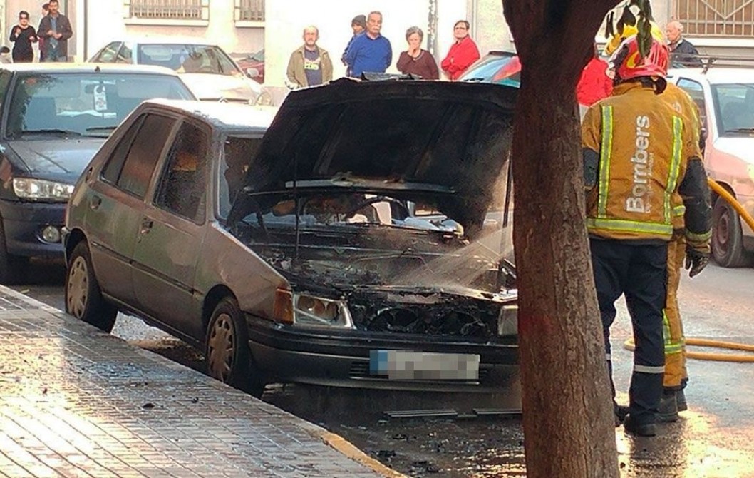 Un cortocircuito provoca el incendio de un vehículo junto al centro social Severo Ochoa Un cortocircuito provoca el incendio de un vehículo junto al centro social Severo Ochoa