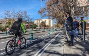 El nuevo carril bici de la avenida de Ronda ya es una realidad para dotar de seguridad a los deportistas