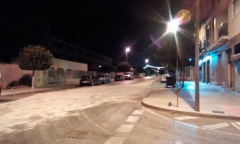 El vertido del poso del aceite de oliva de un cami&oacute;n obliga a cortar al tr&aacute;fico la calle La Mancha de Petrer