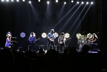 David Otero movi&oacute; a Elda al m&aacute;s puro estilo ochentero