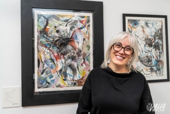 Manuela Villanueva cierra su exposici&oacute;n con un recital de poes&iacute;a y la actuaci&oacute;n de Pablo Pay&aacute;